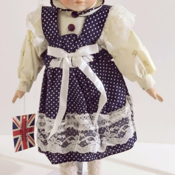 Vintage Porcelain Doll LAURA 3031 Hand Painted Hand Sewn The Wimbledon Collect - Picture 3 of 12